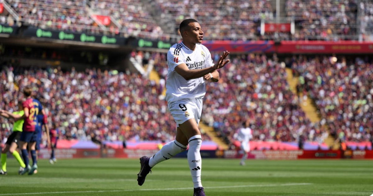 คีลิยัน เอ็มบัปเป้ ฉลองประตูให้เรอัล มาดริดในเกมชนะบาร์เซโลนา 2-1